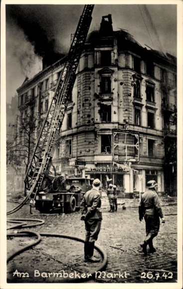 Photo Postcard Hamburg Nord Barmbek, Am Barmbeker Markt, building fire, war destruction 1942, fire department