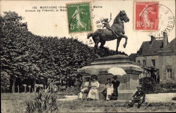 Ak Mortagne au Perche Orne, Statue auf Pferd, Personen sitzen, Gebäude im Hintergrund