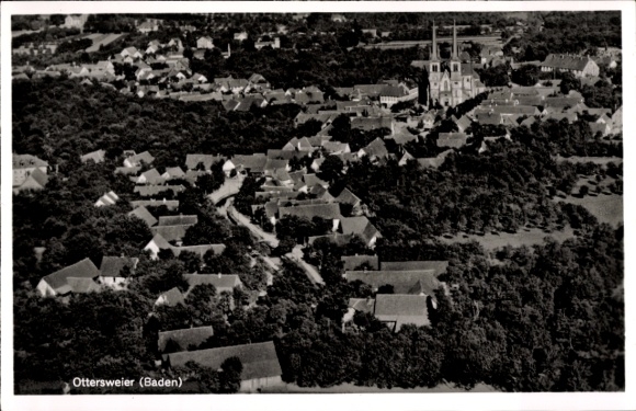 Ak Ottersweier in Baden Württemberg, Luftaufnahme von Ottersweier, Dörfer, Bäume, Kirche