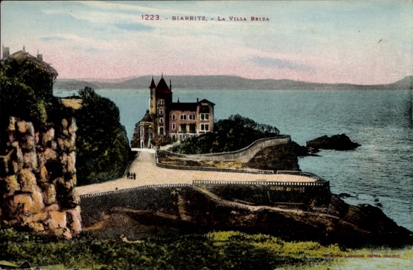 Ak Biarritz Pyrénées Atlantiques, villa, kustlandschap, mensen op straat