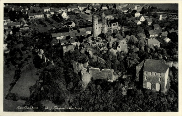 KP Greifenstein w Westerwald Hesse, widok z lotu ptaka na ruiny zamku, w tle obszary mieszkalne