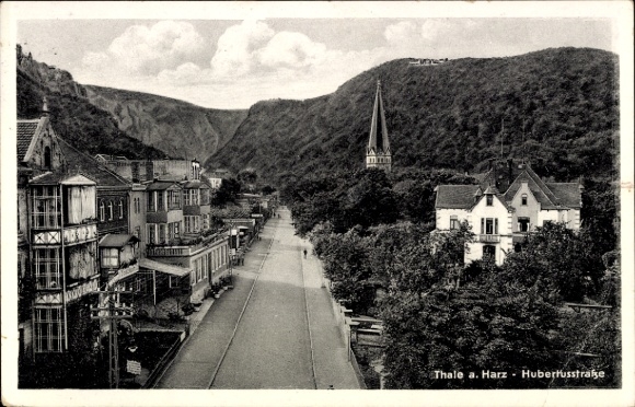 Ak Thale im Harz, Landschaft mit Berg, Straße, Kirche, Häuser, Natur, Thale a. Harz