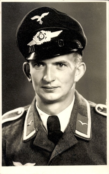 Photo Postcard Luftwaffe officer in uniform, portrait, collar tabs, cap