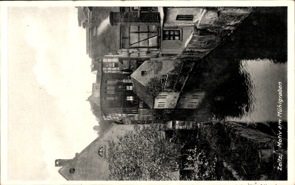 Ak Zeitz im Burgenlandkreis, Historische Gebäude, Mühlgraben, Schwarz-Weiß-Foto