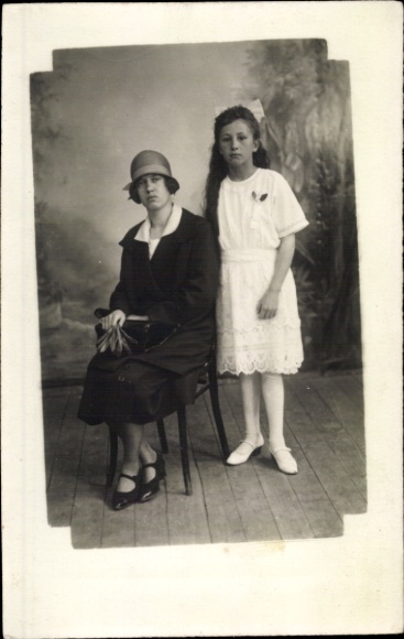 Foto Ak Porträt einer jungen Frau mit Kind, Frisur, Kleider