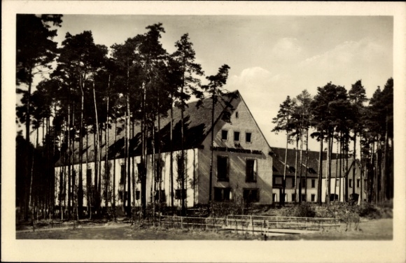 Postcard Hermsdorf in Thuringia, view to the HO restaurant Hermsdorfer Kreuz, forest