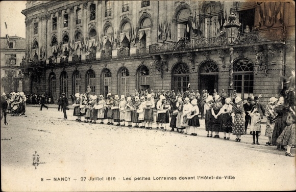 Ak Nancy Meurthe et Moselle Lothringen, 27 Juillet 1919, Petites Lorraines devant l'Hôtel de Villle