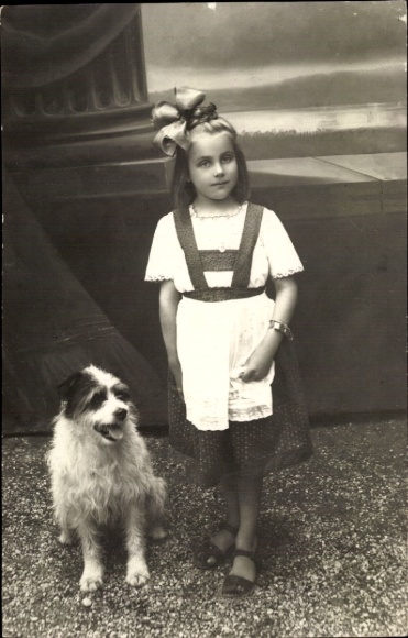 Foto Ak Mädchen mit Hund, Porträt
