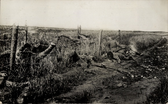 Photo Postcard Fallen English stormtroopers on the battlefield, WWI
