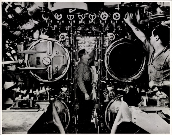 Foto Amerikanisches Kriegsschiff, U-Boot, Innenansicht, Marinesoldaten