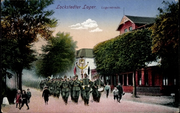 Ak Lockstedt in Holstein, Lockstedter Lager, Soldatenparade, Straße, Bäume,  Architektur