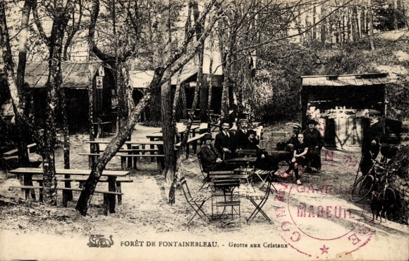Ak Fontainebleau Seine et Marne, Forêt de  Grotte aux Cristaux, Gruppen von Menschen, Bänke