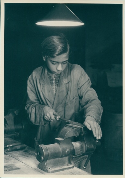 Photo Bert Sass Berlin, municipal training workshop for mechanics, apprentice with a file