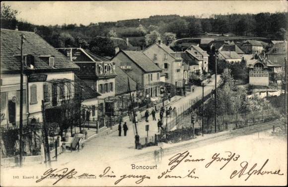 KP Boncourt Kanton Jura, widok całości wsi, tory kolejowe, przejazd kolejowy