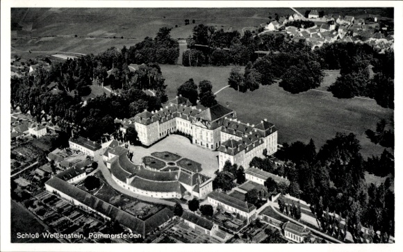 Ak Pommersfelden in Oberfranken, Luftaufnahme Schloss Weißenstein,  große Gartenanlage