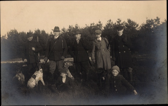 Photo Postcard Soltau Lüneburger Heide Lower Saxony, men on the hunt, dogs, 1927