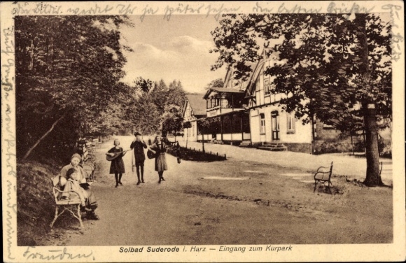 Postcard Bad Suderode Quedlinburg in the Harz, salt bath entrance to the spa park, four playing people, trees,