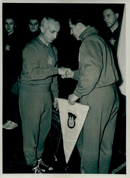 Photo table tennis, international juniors CSR GDR 1954, welcome team leader, German sports hall
