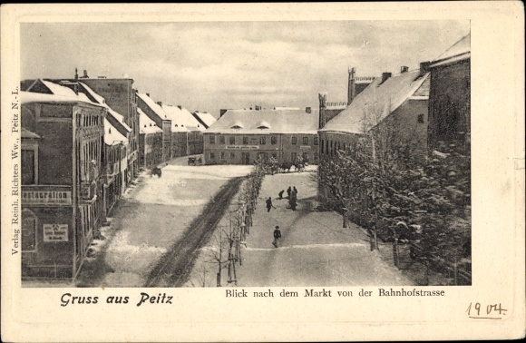 Ak Peitz in Neder-Lausitz, zicht op de markt vanaf de Bahnhofstrasse, winters zicht