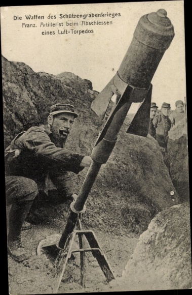 Postcard Schützengraben, French artilleryman firing an air torpedo