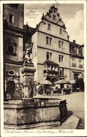 Postcard Hachenburg in the Westerwald, Hotel zur Krone, fountain