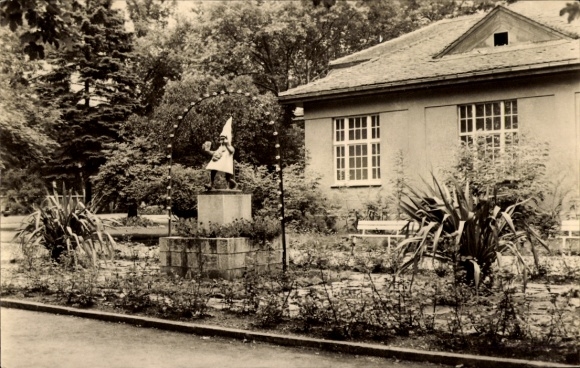 Ak Bad Dürrenberg an der Saale, standbeeld, drinkende man, zoutbad, tuin, gebouw