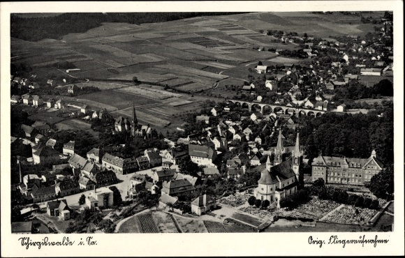 Ak Schirgiswalde Kirschau in Sachsen, Fliegeraufnahme, Blick auf den Ort mit Umgebung