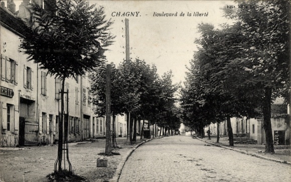 Ak Chagny Saône et Loire, Boulevard de la liberté, Bäume, Straßenansicht, nformat