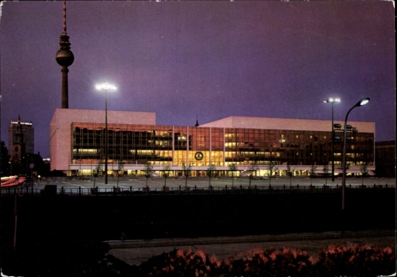 Ak Berlin Mitte, Palast der Republik, Außenansicht, Fernsehturm, Nachtansicht