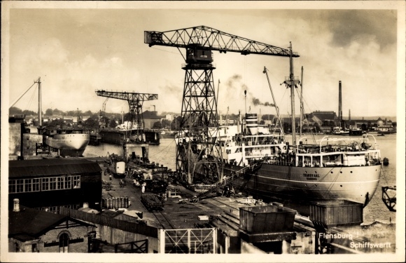 Ak Flensburg in Schleswig Holstein, Schiffswerft, Kräne, Dampfer
