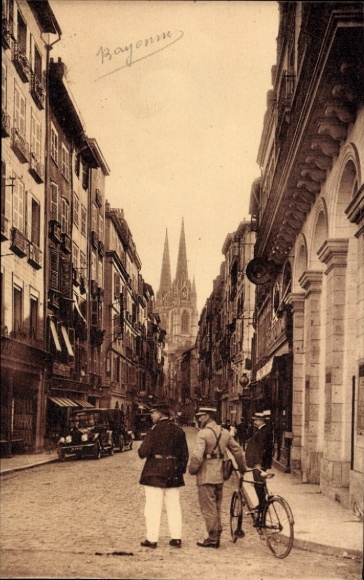 Ak Bayonne Pyrénées Atlantiques, Rue du Port-Neuf