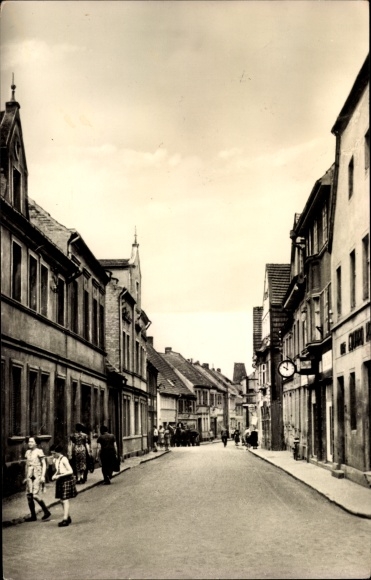 Ak Jessen in Saksen-Anhalt, Karl Liebknecht Straße, voorbijgangers
