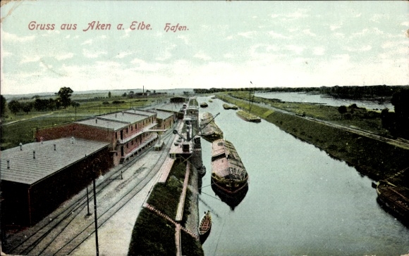 Ak Aken an der Elbe Sachsen Anhalt, Panoramaansicht vom Hafen, Schiffe, Gleise, Industriegebäude
