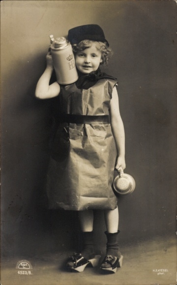 Ak Mädchen mit Bierkrug, Portrait
