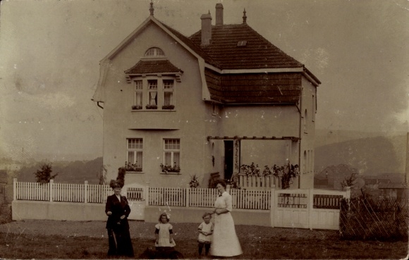 Foto Ak Hüsten Arnsberg im Sauerland, Wohnhaus, zwei Frauen mit Kinderrn