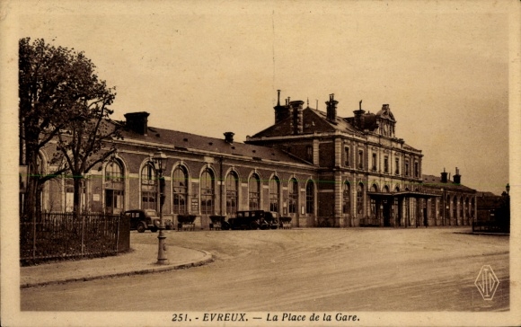 Postcard Évreux Eure, train station building, architecture, dirt road, cars, houses