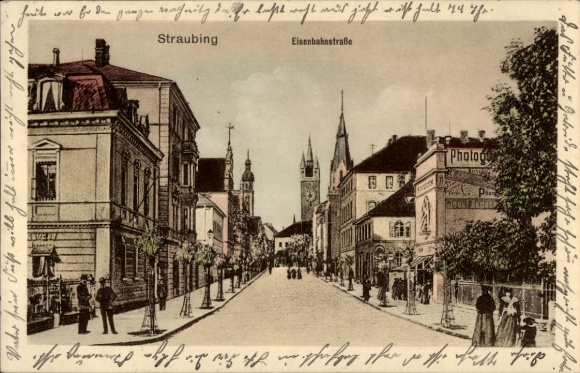 Ak Straubing an der Donau Niederbayern, Eisenbahnstraße mit Häusern, Türmen, Menschen, nmotiv