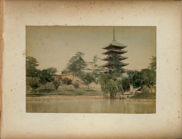 Photo Japan, Japanese woman in kimono with umbrella, pagoda, park
