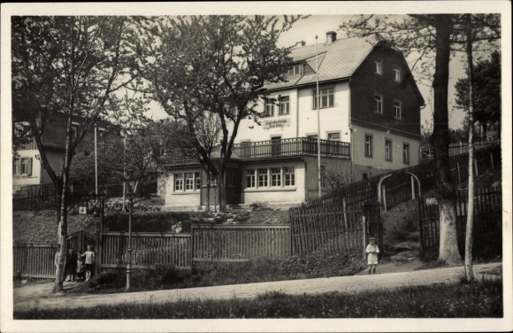 Postcard Zöblitz Marienberg in the Erzgebirge of Saxony, lot at the youth hostel DJH, children