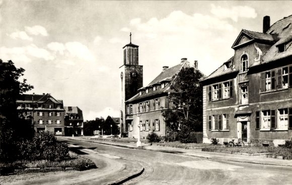 Ak Leuna an der Saale, Straße der Deutsch-Sowjetischen Freundschaft, Gebäude, Wolken