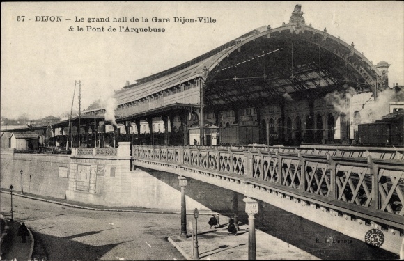 Postcard Dijon Côte d&#39;Or, The main hall of the Dijon Ville train station and the Pont de l&#39;Arquebuse