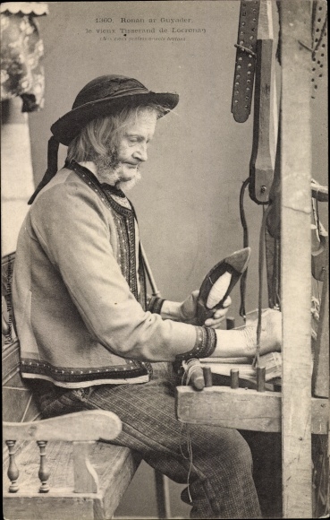 Postcard man in Breton costumes, thread, weaver