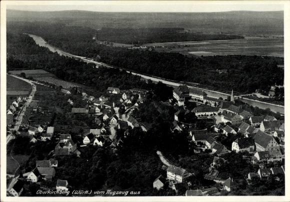 Ak Oberkirchberg Illerkirchberg in Württemberg, Luftaufnahme, kleine Stadt, Landschaft, Flugzeugp