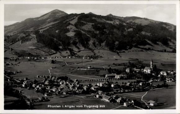 Ak Pfronten im Allgäu, Luftaufnahme von Pfronten, Berglandschaft, Häuser, Kirche