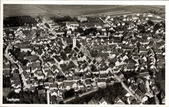 Ak Bad Saulgau in Oberschwaben, Luftaufnahme von  viele Häuser, Straßen, Landschaft im Hintergrun