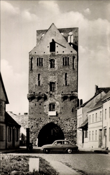 Postcard Gartz an der Oder in Brandenburg, Stettiner Tor, car