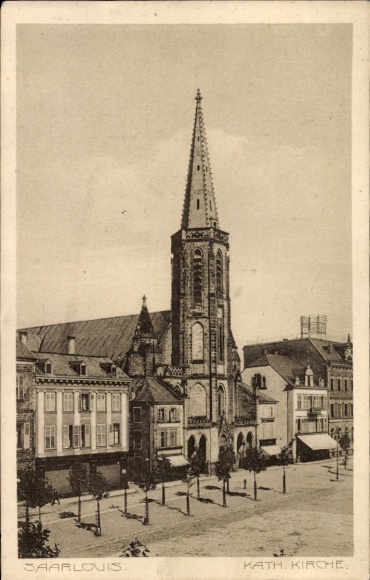 Postcard Saarlouis in Saarland, Catholic Church, view from the street, historical architecture