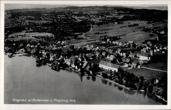 Ak Hagnau am Bodensee, Luftaufnahme von Hagnau, Bodensee, Wohnhäuser, Kirche