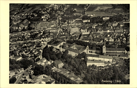 Ak Freising in Oberbayern, Luftaufnahme von  Kloster, Stadtansicht, alte Gebäude, Kirchen