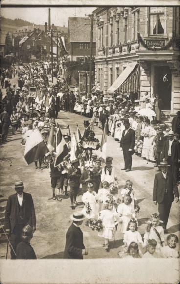 Photo Postcard Lauter Bernsbach in the Ore Mountains Saxony, parade, children, girls in white dresses